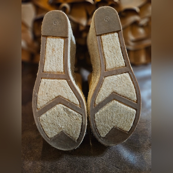 Marc Fisher Natural Suede “Annie” Wedges - Picture 5 of 13